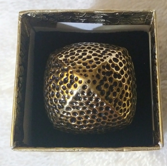 Gorgeous Gold Tone Stretch Pyramid Ring🌷 - Picture 1 of 7